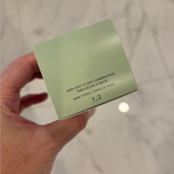 Clinique Moisturizer w. Pump! - Picture 4 of 4